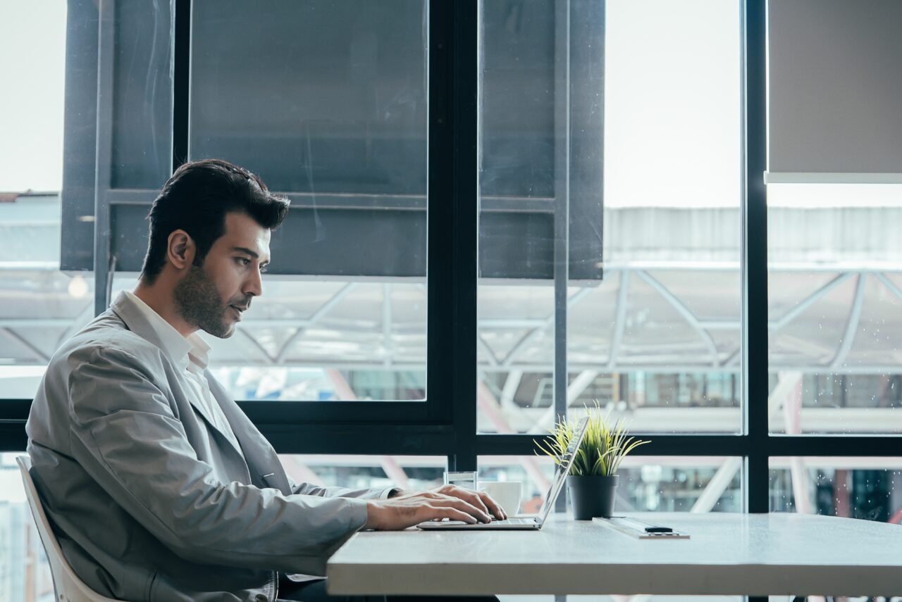 businesss man working on his laptop in an office