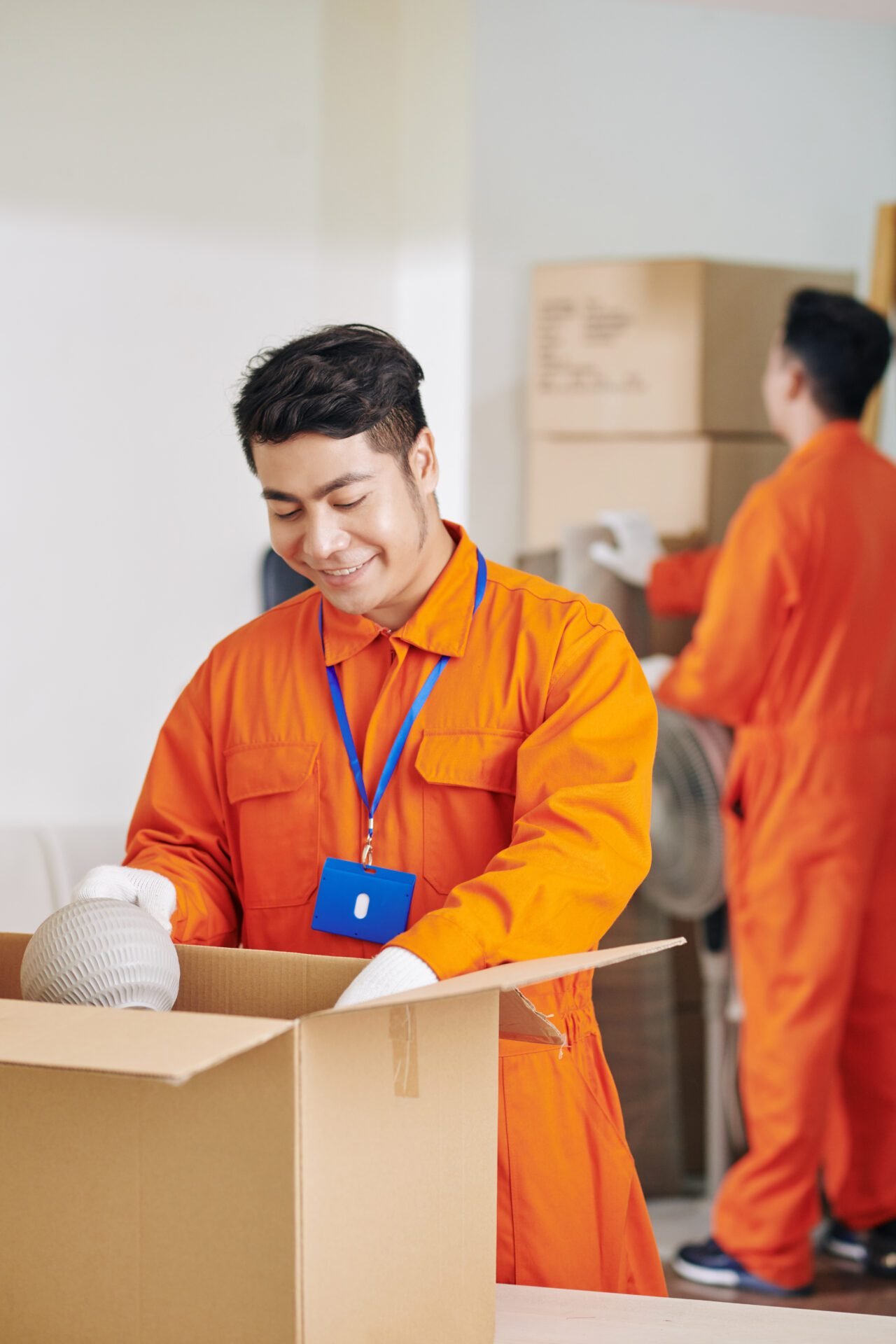 Moving service worker packing fragile objects
